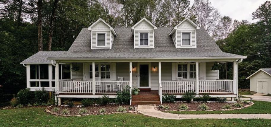 Beautiful traditional home with wraparound porch highlighting Great Day Improvements’ trusted home renovation expertise in Austell, Georgia.